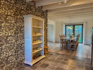 un comedor con una mesa y una habitación con una pared en Dubbel genieten, en Nieuwvliet