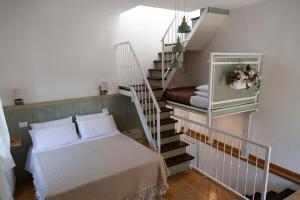 een slaapkamer met een bed en een trap bij Il Pieddo in Vico del Gargano