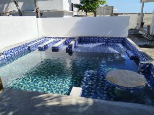 - une piscine avec des chaises et une table dans l'eau dans l'établissement Villas Higuer, à Escuintla