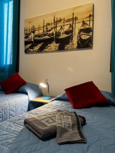 ein Schlafzimmer mit einem Bett und einem Wandgemälde in der Unterkunft TINTORETTO 1 CON TERRAZZA SOPRA IL TETTO, 3 bagni, 3 grandi camere da letto, SUPER NUOVO in Venedig