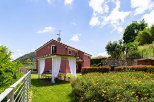 A garden outside Suite con vista