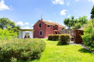 A garden outside Suite con vista