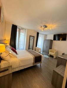 1 dormitorio con 1 cama y sala de estar en Luxor Bastille Hotel, en París
