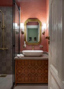 een badkamer met een wastafel en een spiegel bij Lemon Spaces VINTAGE- Downtown in Caïro