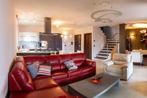 A seating area at Suite con vista