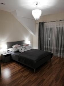 Ένα ή περισσότερα κρεβάτια σε δωμάτιο στο Apartament Olszynowy Gaj 4