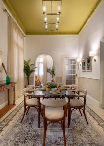 a dining room with a table and chairs at Lemon Spaces VINTAGE- Downtown in Cairo