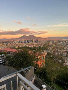 uma vista da cidade a partir da varanda de uma casa em Nanà Home em Nápoles