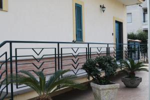 un balcón con macetas frente a un edificio en Anna’s Home en Pompei