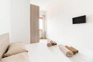 - une chambre avec un lit et des serviettes dans l'établissement Dimora Sul Mare, à Montesilvano