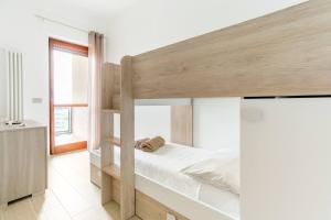 - une chambre avec des lits superposés et une fenêtre dans l'établissement Dimora Sul Mare, à Montesilvano