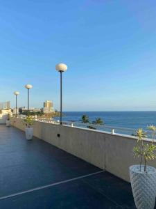 balcón con vistas al océano en Sinta-se em casa fora de casa, en Salvador