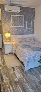 ガンディアにあるApartamento Milka Gandia Marchuqueraのベッドルーム1室(大型ベッド1台付)