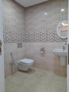 a bathroom with a toilet and a sink at Appartement Les Cyclamens Hammam-lif Tunisie Afrique in Hammam-Lif