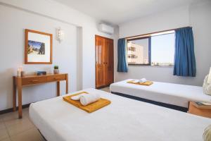 Giường trong phòng chung tại Apartment Atlantic Sea by Algarve Vacation
