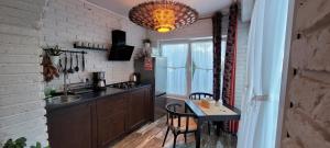 cocina con fregadero y mesa con sillas en Apartamento Milka Gandia Marchuquera, en Gandía