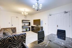 uma sala de estar com um sofá e uma mesa em CrossVille Homes - 7 bed house, 3 baths, 3 parking em Navestock