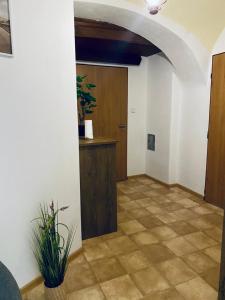 pasillo con puerta en una habitación con suelo de baldosa en Apartmán Mája, en Rumburk