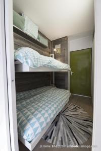 a bunk bed in a tiny house at NID DOUILLET DE FLAINE in Flaine