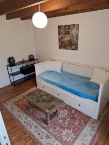 um quarto com uma cama e um quadro na parede em Le Gîte des Korrigans em La Feuillée