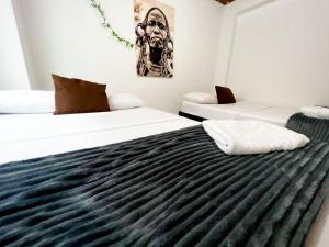 um quarto com duas camas e um quadro na parede em Moderno cómodo natural tranquilo único 373 SF2 em Medellín