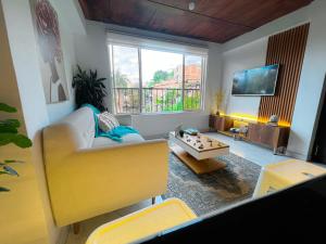 uma sala de estar com um sofá e uma mesa em Moderno cómodo natural tranquilo único 373 SF2 em Medellín
