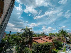 uma vista para uma cidade com palmeiras em Moderno cómodo natural tranquilo único 373 SF2 em Medellín