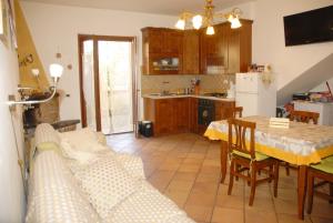 uma cozinha com uma mesa e uma sala de jantar em Casetta a Pescasseroli em Pescasseroli