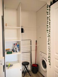 a laundry room with a washer and dryer at Urban Jungle 42 in Saint-Étienne