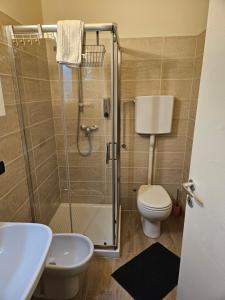 ein Bad mit einer Dusche, einem WC und einem Waschbecken in der Unterkunft Appartamenti ClesioResidenceBuonconsiglio in Trient