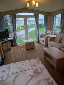 ein Wohnzimmer mit einem Sofa und einem Tisch in der Unterkunft Swift johnson in Parkeston