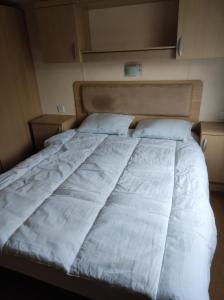 ein großes weißes Bett in einem kleinen Zimmer in der Unterkunft Swift johnson in Parkeston