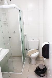 ein Bad mit einem WC und einer Glasdusche in der Unterkunft Hotel Grandville II in Palmeira dos Índios