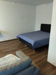 een woonkamer met 2 bedden en een bank bij Suur-Aia 21 Apartment in Paide