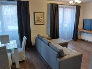 sala de estar con sofá y mesa en Suur-Aia 21 Apartment en Paide