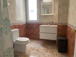 ラスパルマス・デ・グランカナリアにあるAmplio apartamento a 50 metros de la Playaのバスルーム(トイレ、洗面台付)