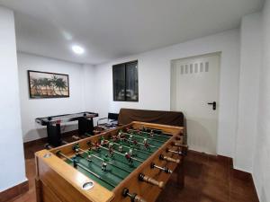 una habitación con una mesa de futbolín en una habitación en A 15' Granada, Piscina, Habitaciones Familiares, Futbolín, Casa Medina Güevéjar, en Güevéjar