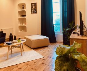 - un salon avec un canapé et une table dans l'établissement Magnifique Loft rénové-Quartier Culturel - Bureau, à Pau