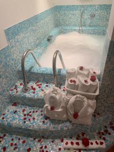 uma casa de banho com uma banheira cheia de toalhas em Eveline 2 - Piscina Privata o Jacuzzi em Sanremo