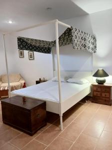 1 dormitorio con litera y cama blanca en Πέτρινο αρχοντικό, 