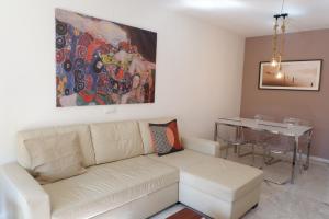 sala de estar con sofá y mesa en Apartamento S.Quintin, en Málaga