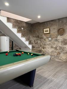 uma sala de bilhar com mesa de bilhar e escadas em Casa dos Doces em Póvoa de Lanhoso