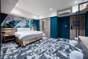 墨鐵會館 في تايتشونغ: غرفة نوم بسرير وجدار ازرق