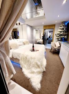1 dormitorio con 1 cama blanca grande con alfombra blanca en Apartment Linda Spa, en Solin