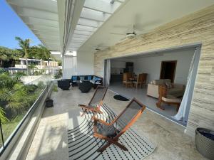 - un salon avec 2 chaises sur un balcon dans l'établissement Los Peacocks - Premier Accommodations, à Las Terrenas
