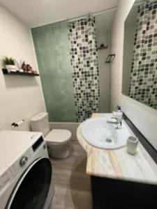 ein Bad mit einem Waschbecken, einem WC und einer Dusche in der Unterkunft Apartamento céntrico Playa de Aro con piscina. in Platja  d'Aro