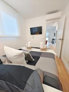 a bedroom with a large bed and a flat screen tv at Nuevo Hola Madrid BIS in Madrid