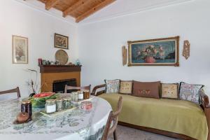 Et opholdsområde på Beautiful cottage house at Mesokampos