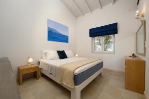 A bed or beds in a room at Bella Vista Ereikousa