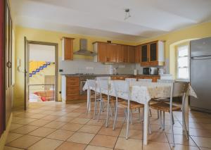 a kitchen with a table and chairs in it at Casa del Sole in Castagnole Lanze